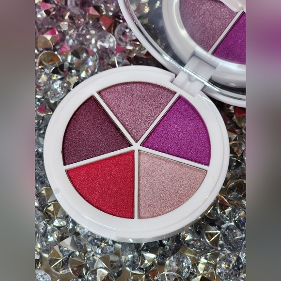 Makeup Revolutio Donut Eyeshadow Palette - Picture 7 of 8